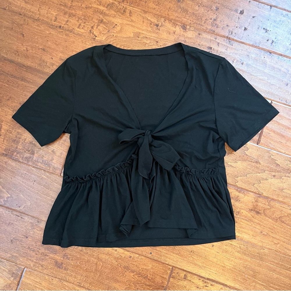 Chic Black Tie-Front Cropped Blouse Medium